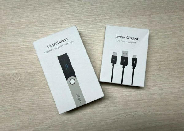 Ledger Nano S Crypto Hardware Wallet (schwarz) + Ledger OTG Kit cable set 1