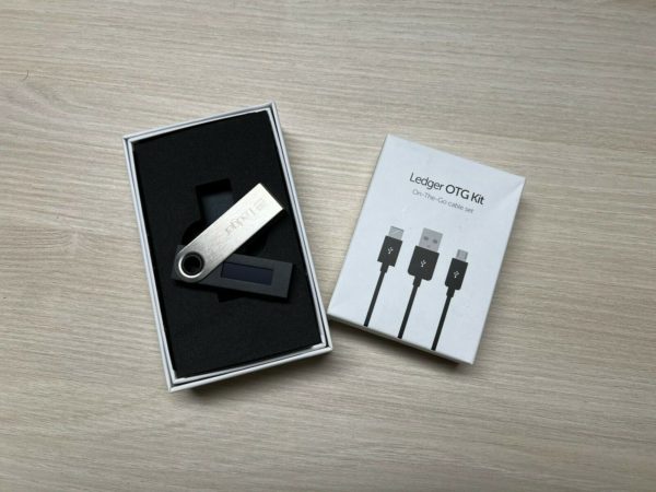 Ledger Nano S Crypto Hardware Wallet (schwarz) + Ledger OTG Kit cable set 2